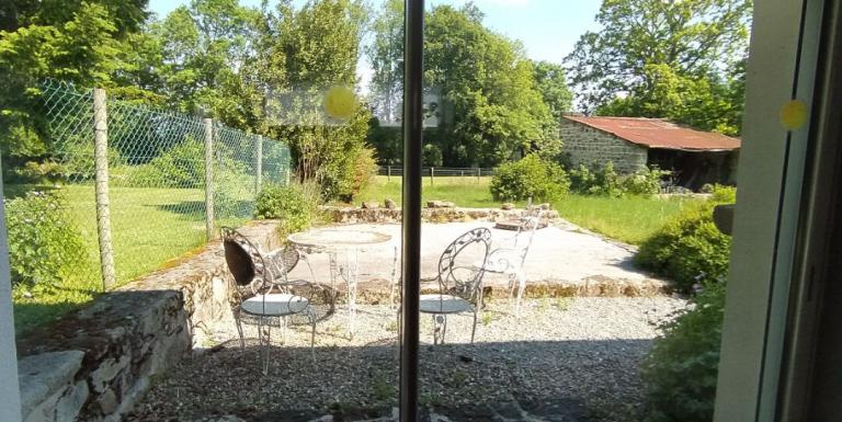 BELLE LONGERE AVEC BEAU JARDIN ATTENANT - E