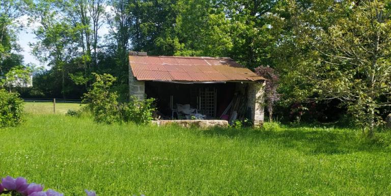 BELLE LONGERE AVEC BEAU JARDIN ATTENANT - J