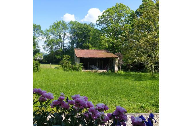 BELLE LONGERE AVEC BEAU JARDIN ATTENANT - J