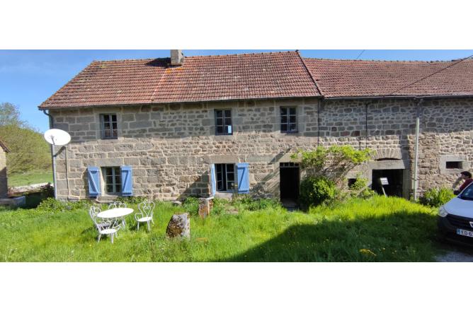 MAISON DE TYPE FERMETTE DANS UN PETIT HAMEAU - A