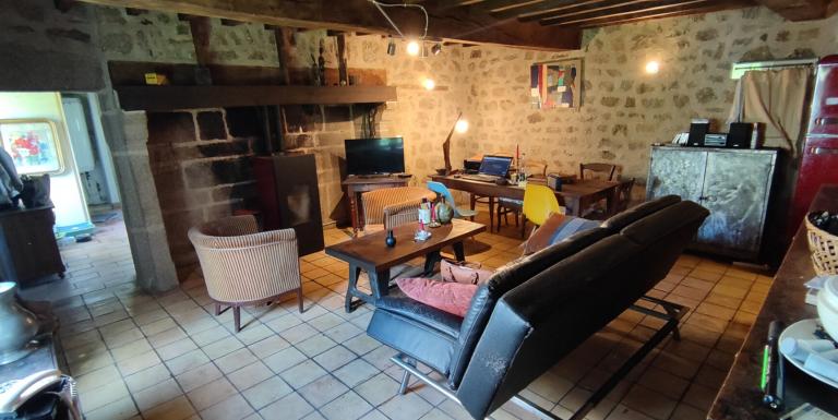 MAISON DE TYPE FERMETTE DANS UN PETIT HAMEAU - B