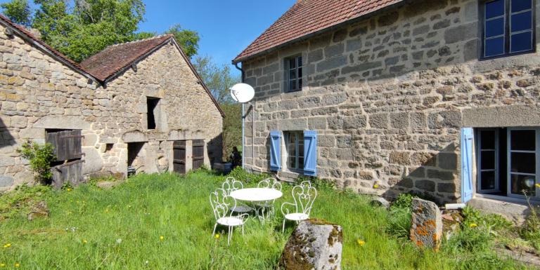 MAISON DE TYPE FERMETTE DANS UN PETIT HAMEAU - D