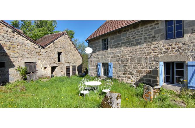 MAISON DE TYPE FERMETTE DANS UN PETIT HAMEAU - D