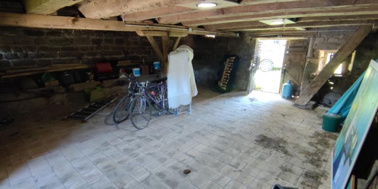 MAISON DE TYPE FERMETTE DANS UN PETIT HAMEAU - E