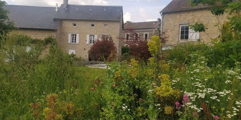 PROPRIETE DE CHARME AVEC TRES GRAND TERRAIN ATTENANT, ETANG ET PISCINE