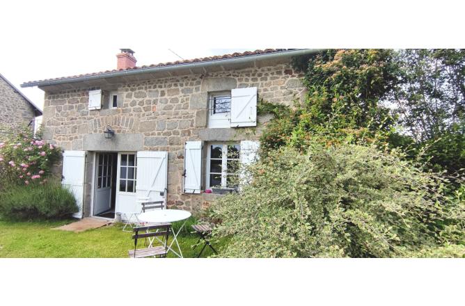 PROPRIETE DE CHARME AVEC TRES GRAND TERRAIN ATTENANT, ETANG ET PISCINE - F