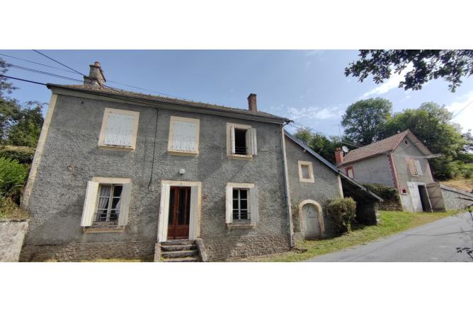 Ensemble de 2 maisons à rénover, dépendances et jardins - A