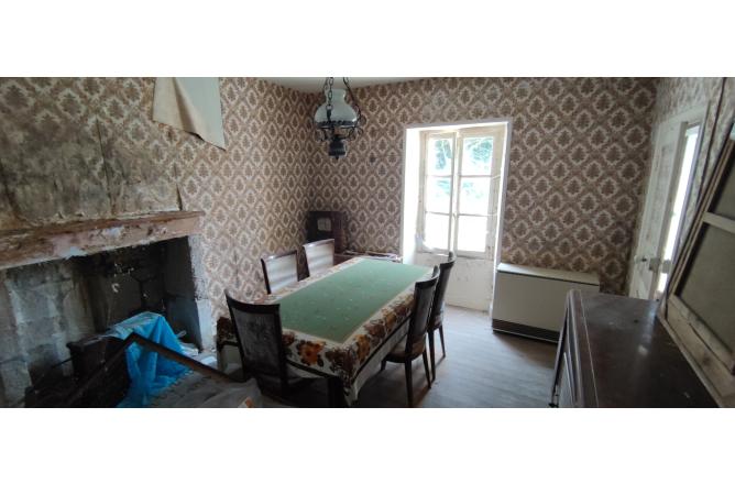 Ensemble de 2 maisons à rénover, dépendances et jardins - D