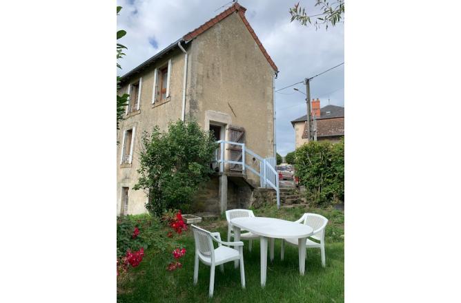 MAISON DE BOURG LUMINEUSE AVEC JARDIN - A