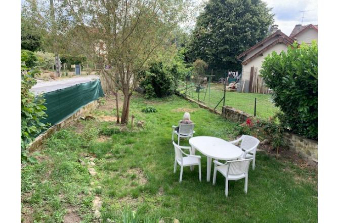 MAISON DE BOURG LUMINEUSE AVEC JARDIN - D