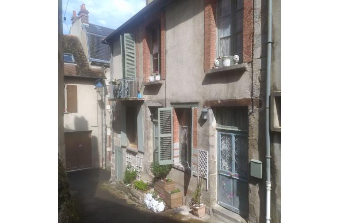 MAISON DE VILLE ANCIENNE ET ATYPIQUE - A