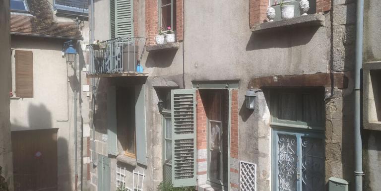 MAISON DE VILLE ANCIENNE ET ATYPIQUE