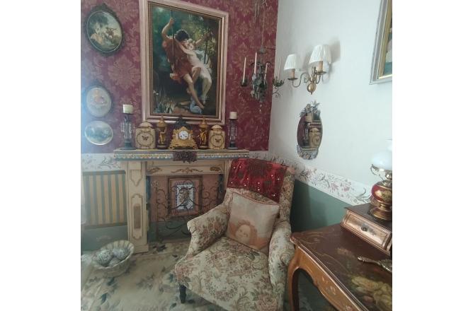 MAISON DE VILLE ANCIENNE ET ATYPIQUE - B