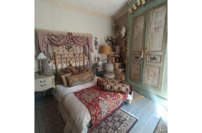 MAISON DE VILLE ANCIENNE ET ATYPIQUE - D