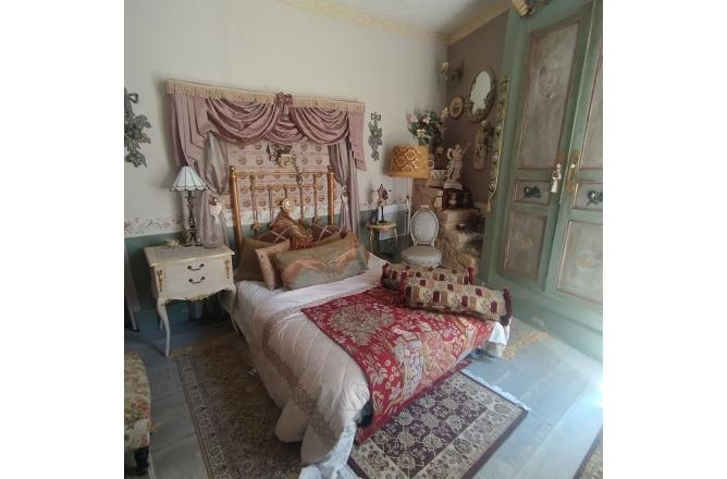 MAISON DE VILLE ANCIENNE ET ATYPIQUE - E