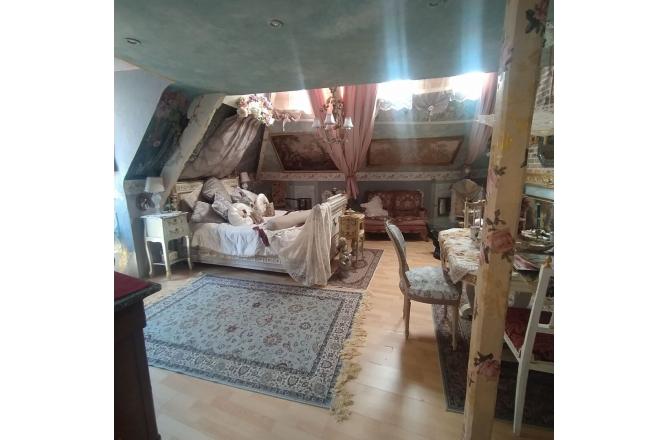 MAISON DE VILLE ANCIENNE ET ATYPIQUE - H