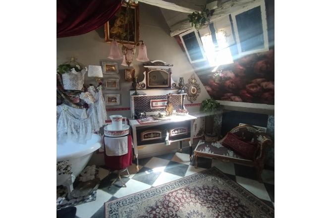 MAISON DE VILLE ANCIENNE ET ATYPIQUE - J