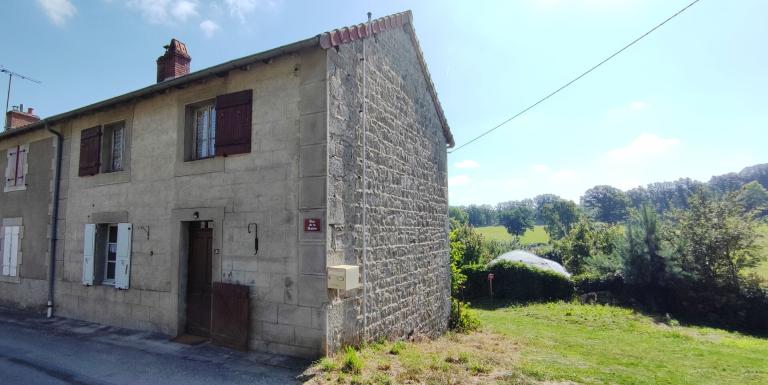 Maison en pierres dans petit bourg