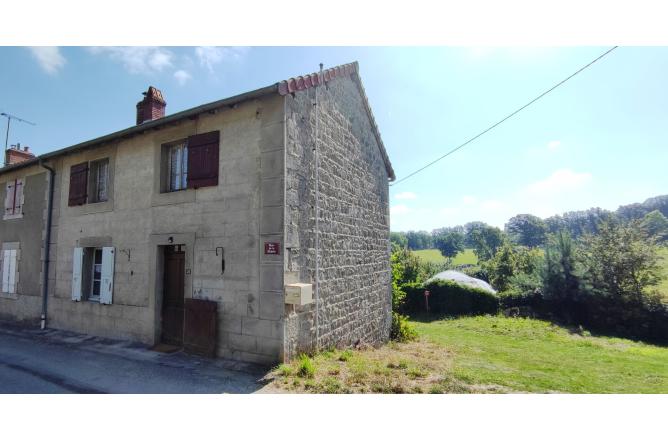 Maison en pierres dans petit bourg - A