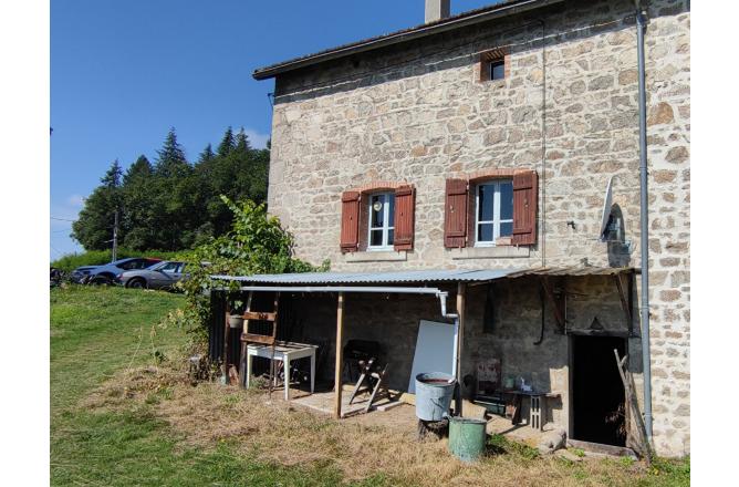 Maison en pierres dans petit bourg - B