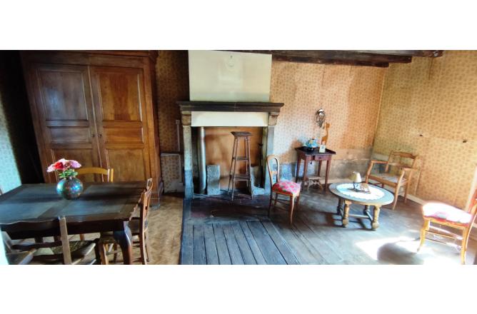 Maison en pierres dans petit bourg - C