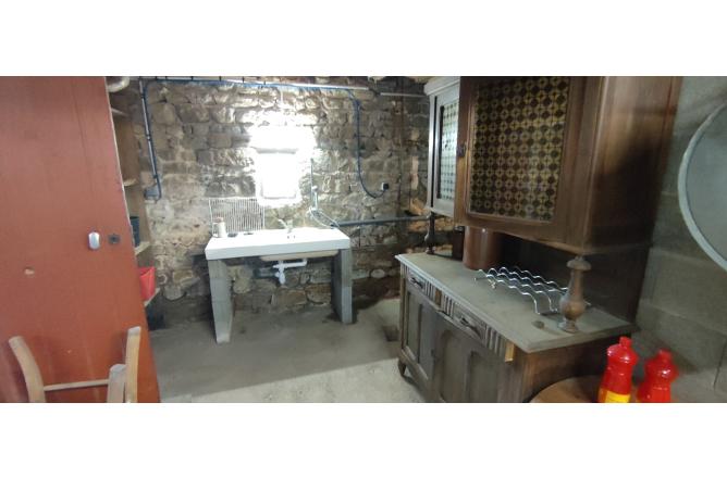 Maison en pierres dans petit bourg - H