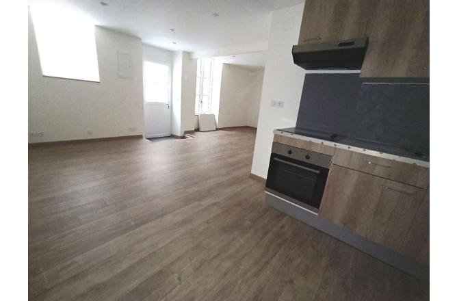 FELLETIN Appartement en rdc , refait à neuf, double vitrage, cuisine équipée - C