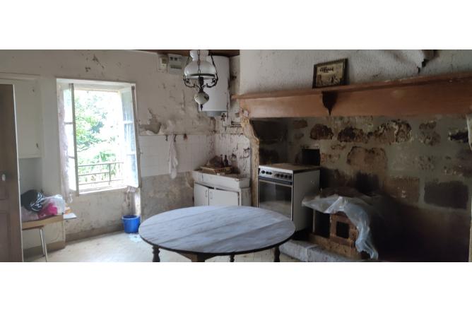 MAISON EN PIERRES A RENOVER - B