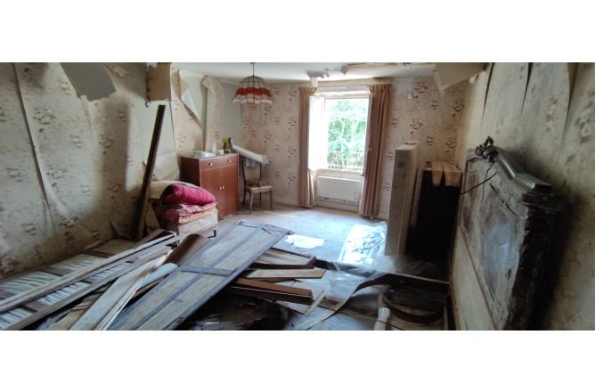 MAISON EN PIERRES A RENOVER - C