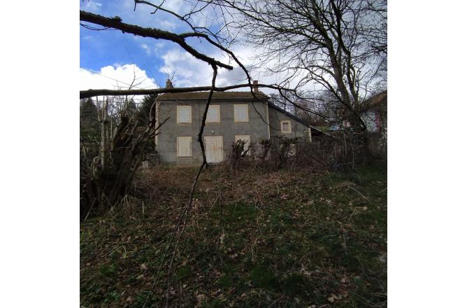 MAISON EN PIERRES A RENOVER - E