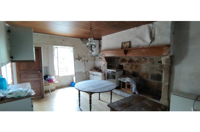 MAISON EN PIERRES A RENOVER - G