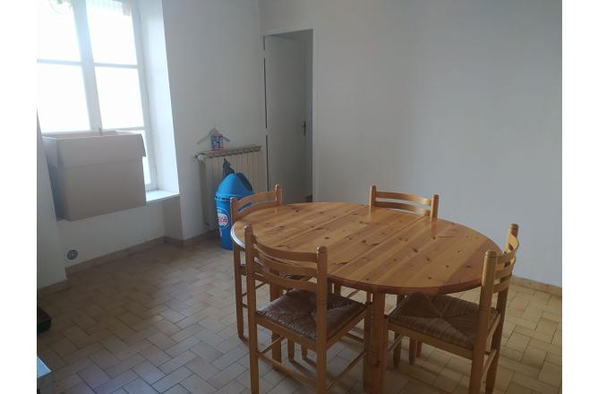 ENSEMBLE DE 2 BATIMENTS ACCOLES ET JARDIN ATTENANT - E