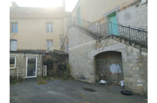 ENSEMBLE DE 2 BATIMENTS ACCOLES ET JARDIN ATTENANT - K