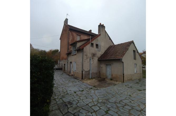 GRANDE MAISON AVEC JOLI JARDIN ET DEPENDANCES - B