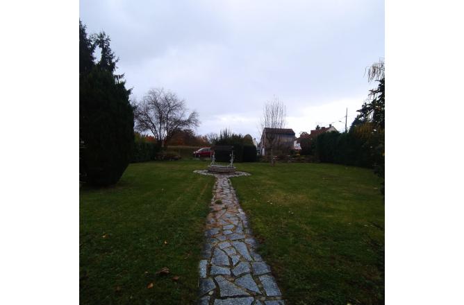 GRANDE MAISON AVEC JOLI JARDIN ET DEPENDANCES - E