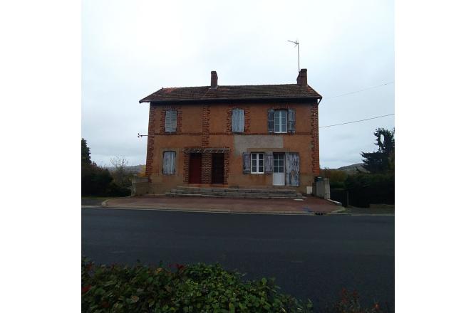 GRANDE MAISON AVEC JOLI JARDIN ET DEPENDANCES - H