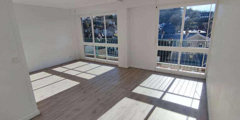Appartement F2 avec balcon, entièrement rénové en résidence