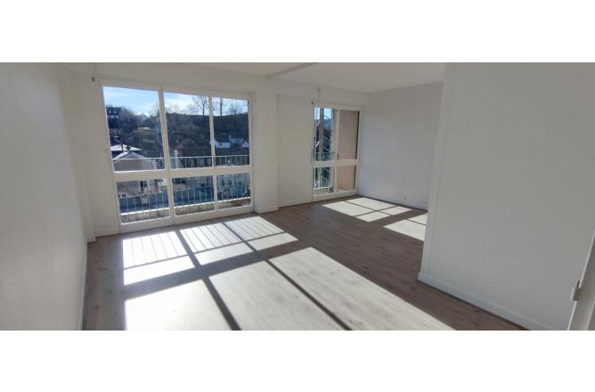 Appartement F2 avec balcon, entièrement rénové en résidence - E