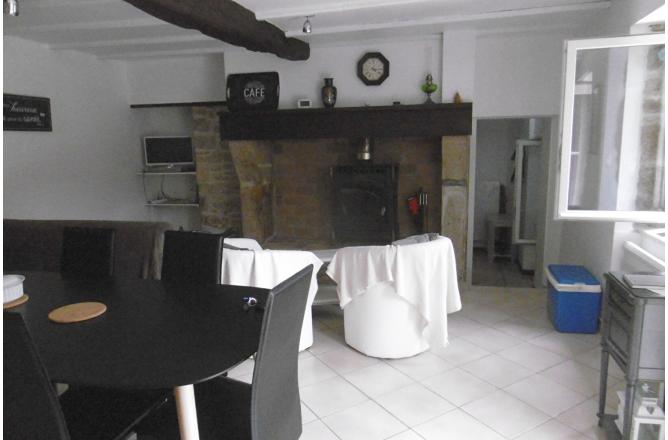 Maison meublée à 15 km d'AUBUSSON, 2 chambres, grand séjour - C