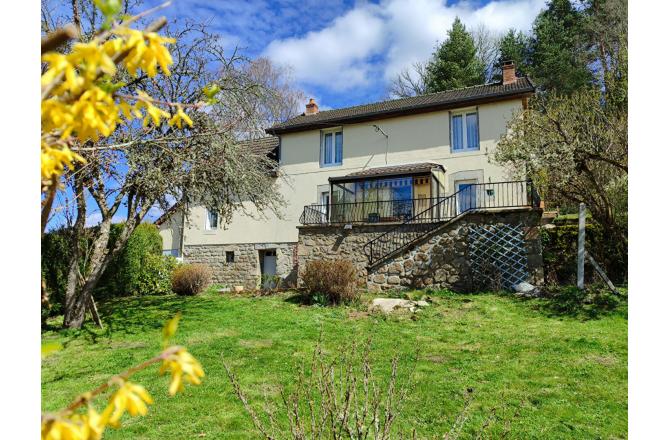 PROCHE AUBUSSON ET FELLETIN MAISON AVEC GRAND TERRAIN - A