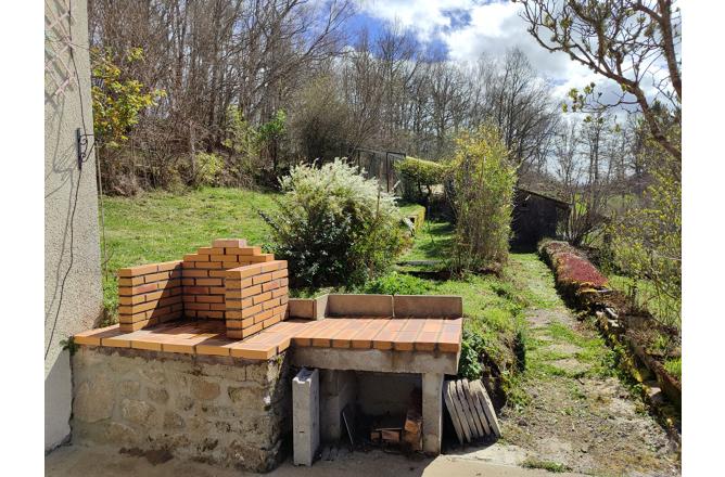 PROCHE AUBUSSON ET FELLETIN MAISON AVEC GRAND TERRAIN - B