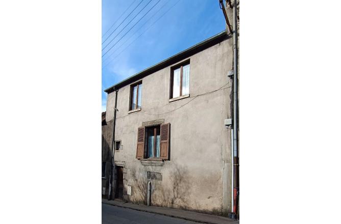 MAISON HABITABLE TROIS CHAMBRES , PETIT JARDIN ATTENANT . - A