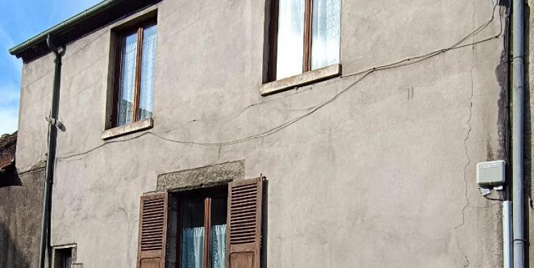 MAISON HABITABLE TROIS CHAMBRES , PETIT JARDIN ATTENANT .