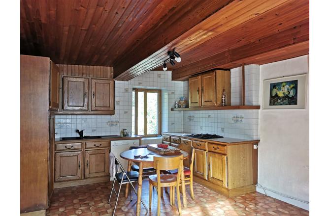 MAISON HABITABLE TROIS CHAMBRES , PETIT JARDIN ATTENANT . - B