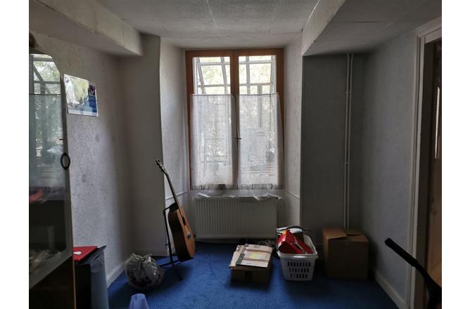 MAISON HABITABLE TROIS CHAMBRES , PETIT JARDIN ATTENANT . - C