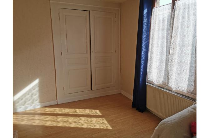 MAISON HABITABLE TROIS CHAMBRES , PETIT JARDIN ATTENANT . - D