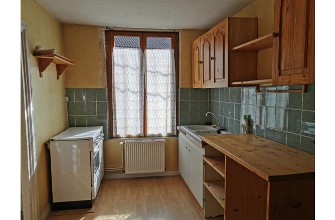 MAISON HABITABLE TROIS CHAMBRES , PETIT JARDIN ATTENANT . - E