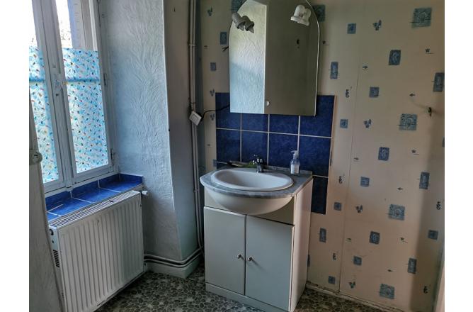 MAISON HABITABLE TROIS CHAMBRES , PETIT JARDIN ATTENANT . - F