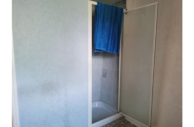 MAISON HABITABLE TROIS CHAMBRES , PETIT JARDIN ATTENANT . - G