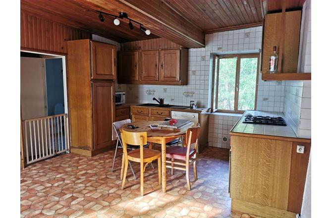 MAISON HABITABLE TROIS CHAMBRES , PETIT JARDIN ATTENANT . - H